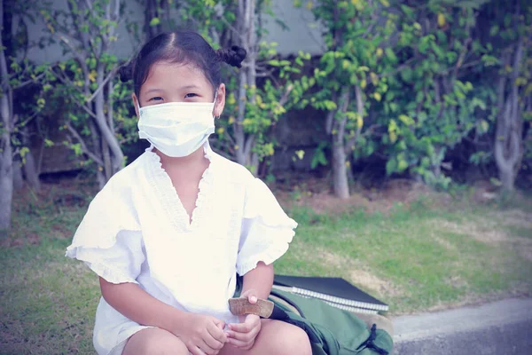 Ein Kleines Mädchen Mit Weißer Maske Das Nach Dem Ausbruch — Stockfoto