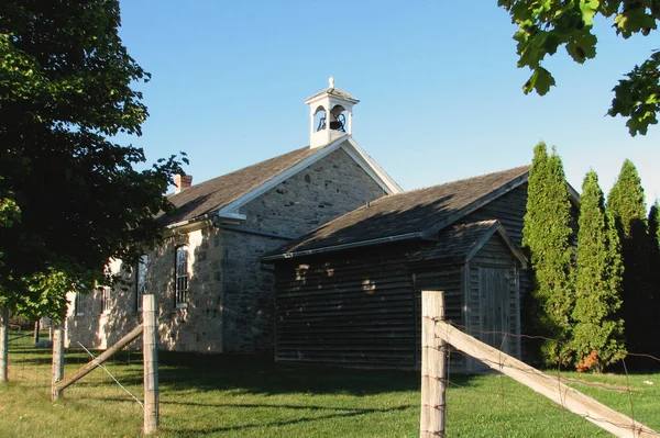 Église Locale Sur Communauté Paysanne Avec Des Clôtures Bois — Photo