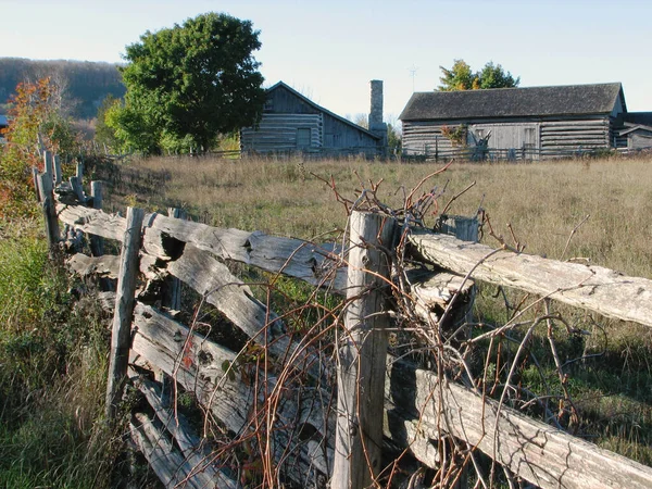 木造の柵のある農場の木造ログハウス — ストック写真
