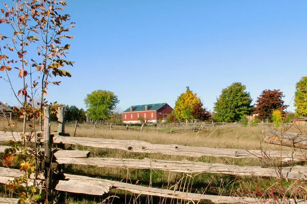 柵のある農場の赤い納屋の家 — ストック写真