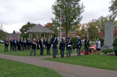Bracebridge, Ontario / Canada - 09 / 26 / 2010: Kanada Kraliyet Lejyonu 'nun yerel toplumlarda ölen gazileri anmak ve anmak için düzenlediği anma günü törenleri - Bracebridge, Ontario, Kanada.
