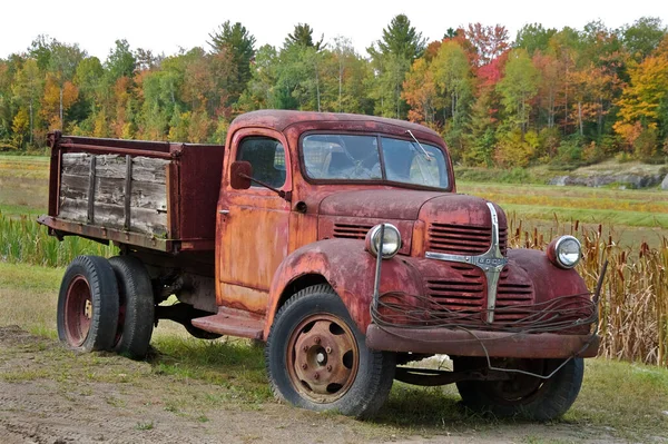 Rusty Caminhão Antigo Campo Agrícola Outono — Fotografia de Stock