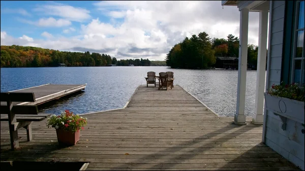 Dall Altra Parte Dell Acqua Cottage Immerso Tra Alberi Verdi — Foto Stock