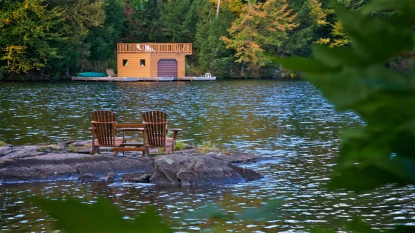 Aposentadoria Viver Duas Cadeiras Muskoka Sentado Uma Costa Rochosa Frente — Fotografia de Stock