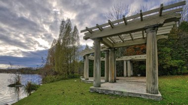 Göl kenarlı pergola 'nın panoramik görünümü