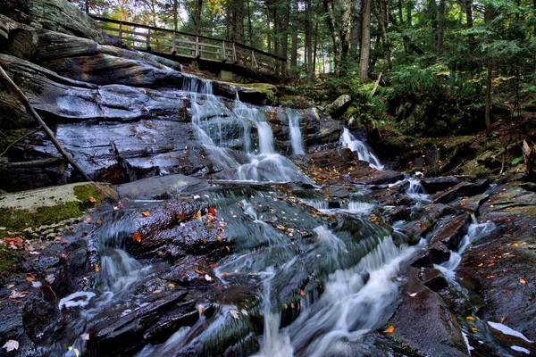 Lange Belichtingsfotografie Prachtige Waterval Het Bos Met Rots Mos Esdoorn — Stockfoto