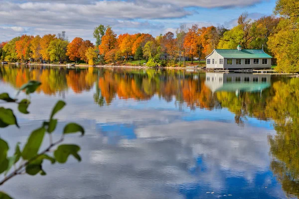 Riflessione Dei Cottage Caduta Colore Foglia Nel Lago — Foto Stock