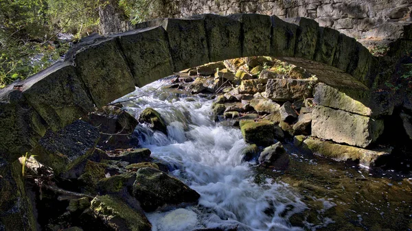 Hög Vinkel Syn Stenbron Över Floden Snabbt Hösten — Stockfoto