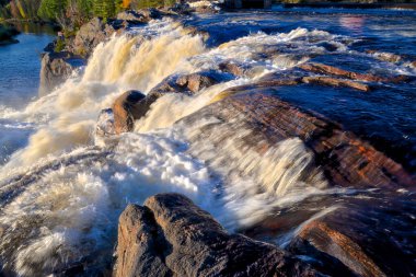 Sonbahar ormanında güzel çağlayan şelale, ipeksi, pürüzsüz akarsu.
