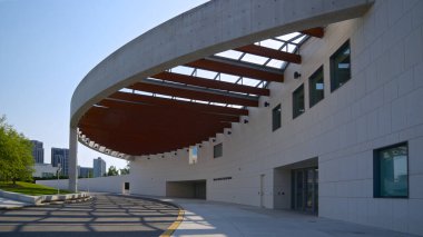 Çağdaş tasarım ve cam malzeme çatısı ile dış yapı inşa ediliyor.