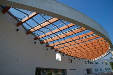 Modern tasarım binasının dış görünüşü düşük açılı.