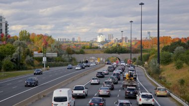 Sonbaharda renkli Don Valley Parkway trafiğinin yüksek açılı görüntüsü