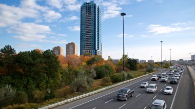 Sonbaharda renkli Don Valley Parkway trafiğinin yüksek açılı görüntüsü