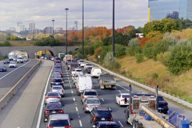 Sonbaharda renkli Don Valley Parkway trafiğinin yüksek açılı görüntüsü