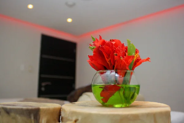 Fleurs Rouges Dans Vase Dans Spa — Photo