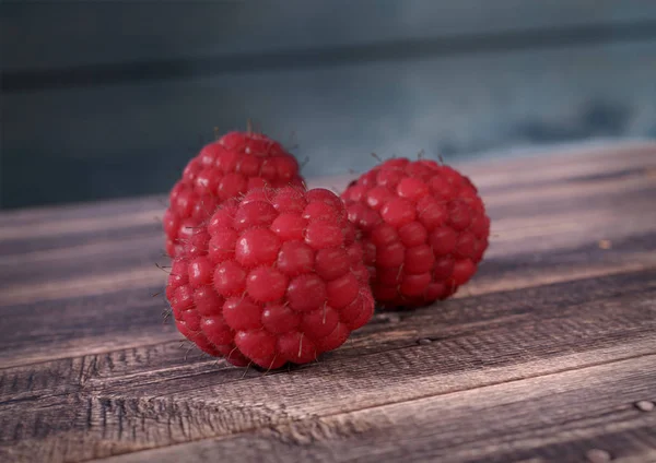 Raspberrieson wooden desk. 3D render — Stock Photo, Image