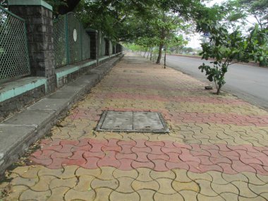 Güzel manzara manzarası boş yol ve kaldırımlı patika manzarası