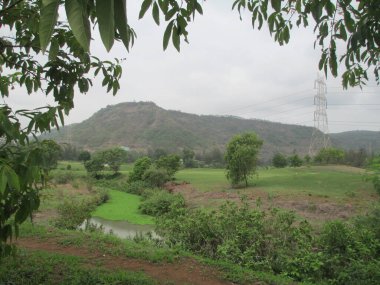güzel doğa manzarası dağların, ağaçların ve gökyüzünün manzarası