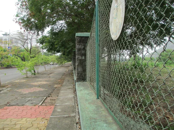 空旷的道路和铺有铺路石的人行道上美丽的风景风景 — 图库照片