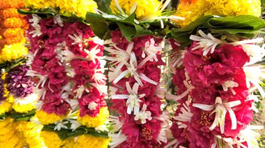 Gagetes çiçeklerinden, amber çiçeğinden ya da gül çiçeklerinden oluşan çelenklerin yakın plan görüntüsü