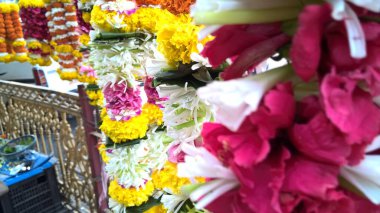 Tagetes çiçeklerinden oluşan renkli çelenklerin manzarası