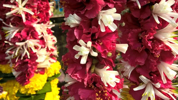 Vista Close Guirlandas Compostas Por Tagetes Flores Hibiscos Rosemallow Flores — Fotografia de Stock
