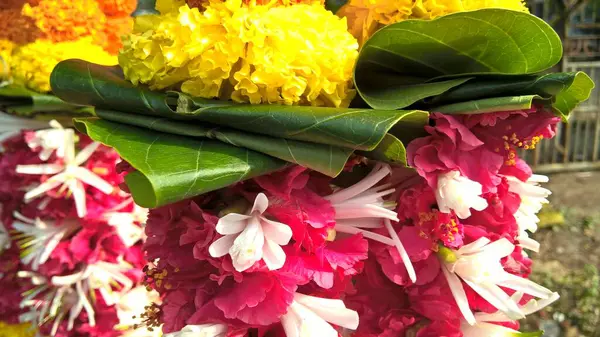 Vue Rapprochée Des Guirlandes Composées Fleurs Tagetes Hibiscus Fleurs Romarin — Photo