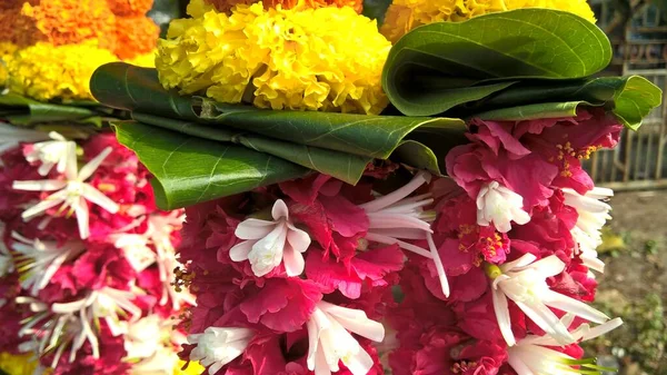 Närbild Bild Kransar Som Består Tagetes Blommor Och Hibiskus Eller — Stockfoto