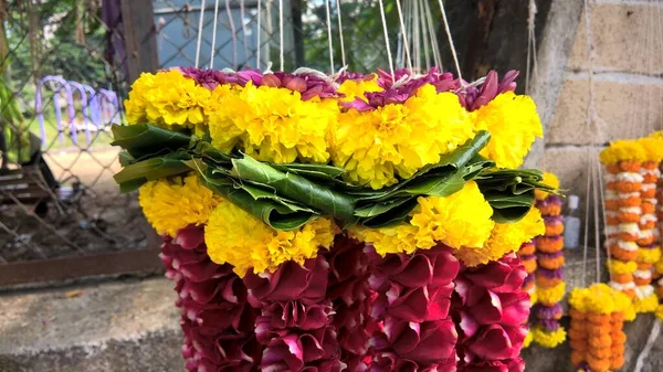Vista Panorámica Guirnaldas Compuestas Flores Tagetes Pétalos Rosa —  Fotos de Stock
