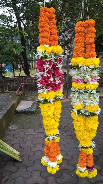 Tagetes Çiçeklerinden Oluşan Renkli Çelenklerin Manzarası — Stok fotoğraf