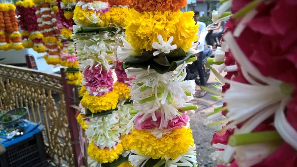 Vista Panorâmica Guirlandas Coloridas Compostas Por Flores Tagetes — Fotografia de Stock