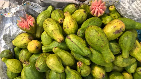 Malowniczy Widok Świeżych Owoców Guava Utrzymywane Dobrze Zaopatrzony — Zdjęcie stockowe