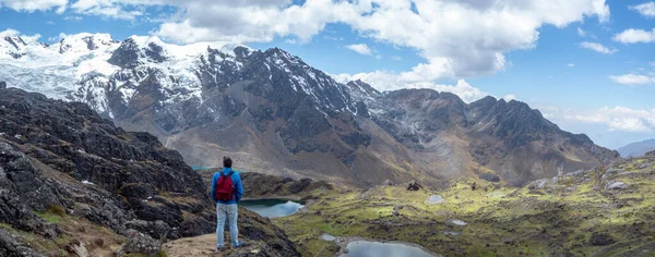 Panorama Landschap Van Mens Staan Een Rots Tijdens Wandeling Trail — Stockfoto