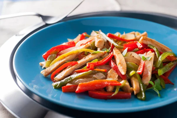 Pechuga Pollo Rodajas Con Cebolla Pimiento Rojo Verde Horno Con — Foto de Stock