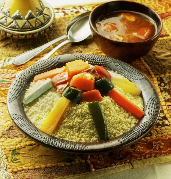 Couscous Verduras Árabes Con Caldo Ambiente Del Norte África — Foto de Stock