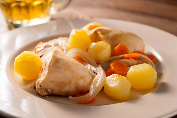 Pollo Con Patatas Zanahorias Cocidas Con Cerveza — Foto de Stock