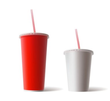 Beyaz arka planda izole edilmiş tüp saman ile çay, kahve, soda ve kola için büyük kırmızı ve beyaz karton bardaklar. Fast Food