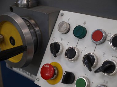 Fotoğraf bir Metal çalışma makinesinin kontrol panelinin bir parçasını gösteriyor. Sağdan görüntüle