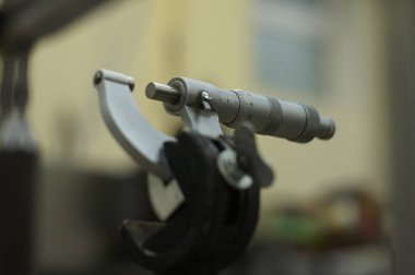 Askıya monte edilmiş bir Metal Ölçüm Aracı görüntüsü. Kalibrasyon uzvu olan mikrometre.