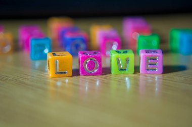 Tahta masadaki aşk sözcüğü. Aşk kavramı, mutluluk, yazı harfleri.