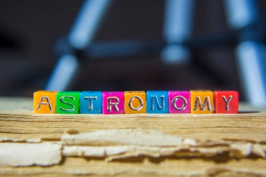 Arka planda çok renkli harflerle ilgili eski bir kitabı olan yazıt astronomisi