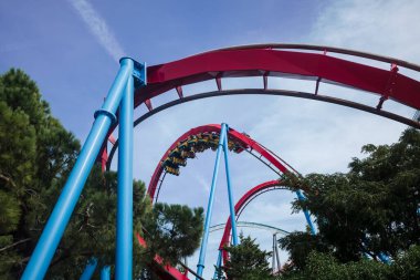 Cazibe parkı. İnsanlar parkta lunapark trenine biniyor.. 