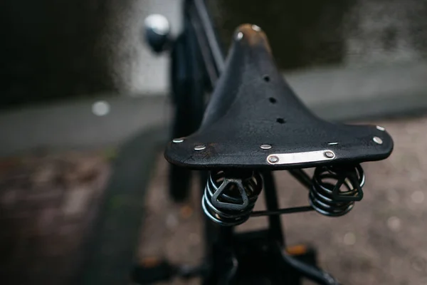 Alter Retro-Fahrradsitz aus Leder. — Stockfoto
