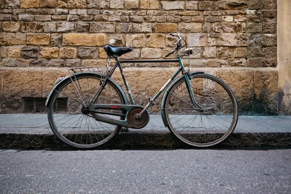 古いレンガの壁の背景に古いレトロな自転車 — ストック写真