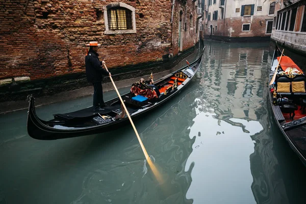 Gandolier avec les touristes nage le long du canal d'eau à Venise . — Photo