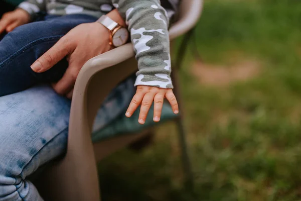 Närbild Ett Barns Hand När Sitter Vid Mammas Knä — Stockfoto