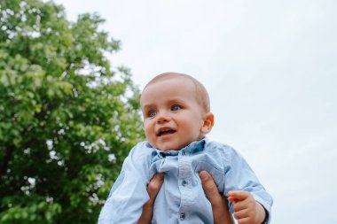 Gökyüzünde mavi gözlü güzel bir çocuk