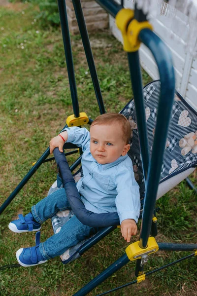 Bel Enfant Caucasien Dans Une Poussette Dans Cour — Photo