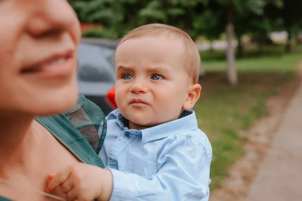 Ett Vackert Kaukasiska Barn Mammas Famn — Stockfoto