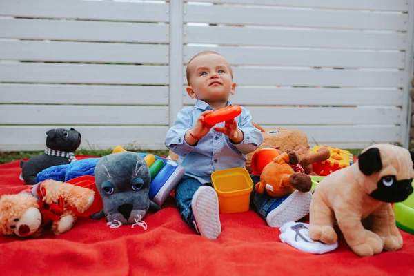 Vacker Kaukasiska Barn Gården Leker Med Leksaker Filt — Stockfoto